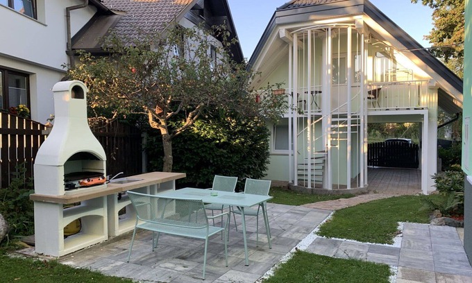 Lesce Apartment | Cosy apartment for 5 people with WIFI, A/C, pool, TV and parking