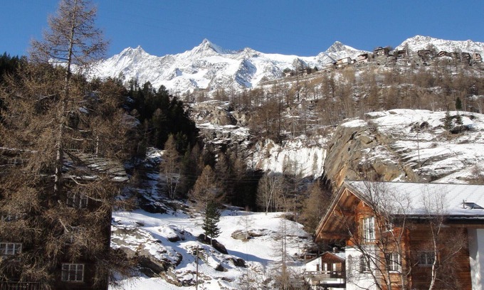 Saas-Fee Apartment | Cosy apartment for 6 people with WIFI, TV, balcony, pets allowed, panoramic view and parking