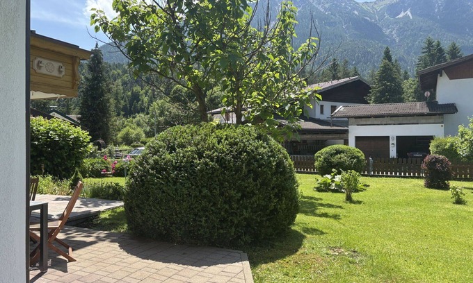 Weissenbach am Lech Apartment | Cosy apartment for 6 guests with WIFI, TV, terrace, pets allowed and parking