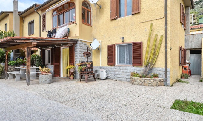 Pomonte Apartment | Cosy apartment for 6 people with A/C, WIFI, TV, terrace, pets allowed and parking