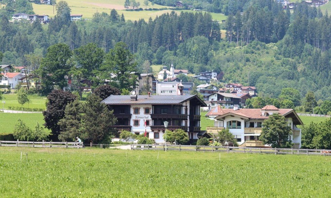 Kapfing Apartment | Cosy apartment for 4 guests with WIFI, TV, balcony, pets allowed, panoramic view and parking