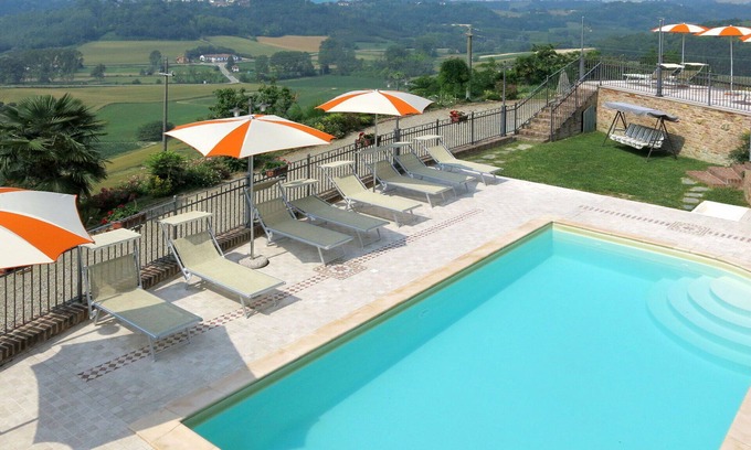 Cossombrato Apartment | Cosy apartment for 4 people with WIFI, pool, TV, patio, pets allowed and parking