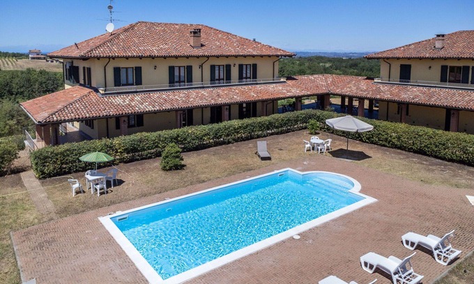 Mombaruzzo Apartment | Cosy apartment for 12 guests with pool, WIFI, TV, balcony, pets allowed and parking