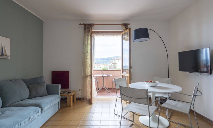 Pietrabruna Apartment | Cosy apartment for 4 guests with WIFI, TV, balcony, pets allowed and parking