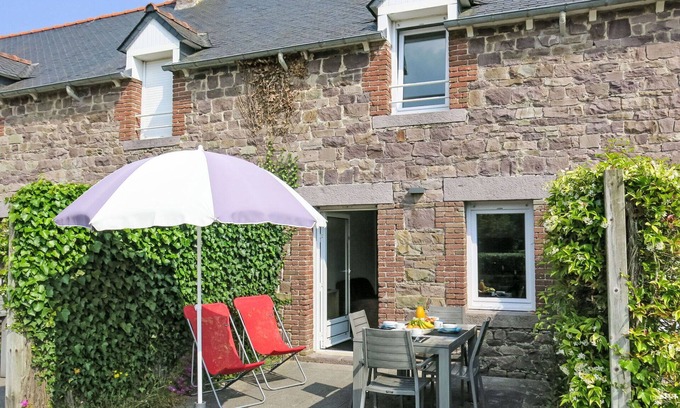 Pleherel-Plage-Vieux-Bourg House | Cosy apartment in villa for 4 people with WIFI, TV, terrace, pets allowed and parking
