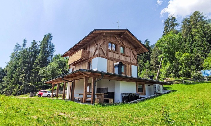 Livo Villa | Cosy apartment in villa for 12 guests with WIFI, TV, patio and parking