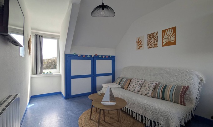 Cancale Apartment | Cosy apartment - near footpath and town center - sea view - sleeps 3