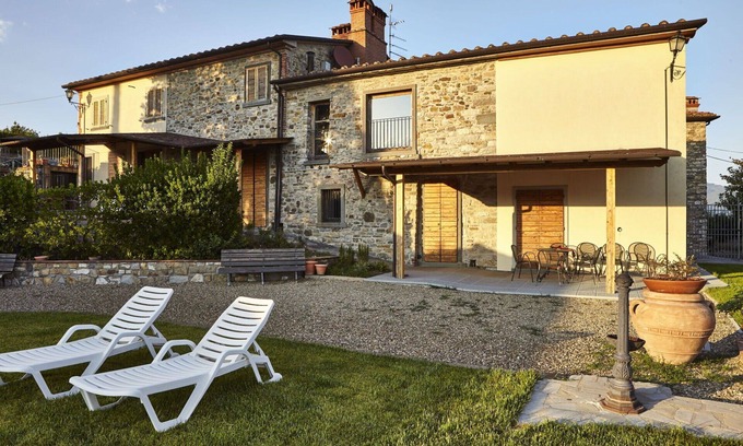Capolona Apartment | Cosy apartment with WIFI, pool, TV, pets allowed, panoramic view and parking, close to Arezzo