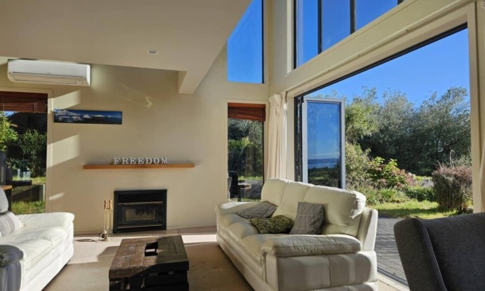Kuratau House | Cosy bedroom with garden and lake view in a house in front of Taupo Lake!