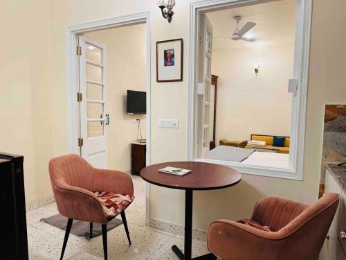 Hauz Khas Village Apartment | Cosy Box -Basement Apartment