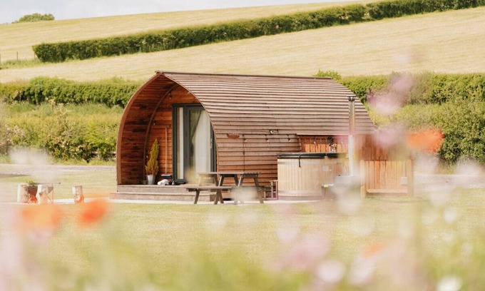 Kirkby Stephen Cabin | Cosy Cabin with Hot Tub near the Yorkshire Dales