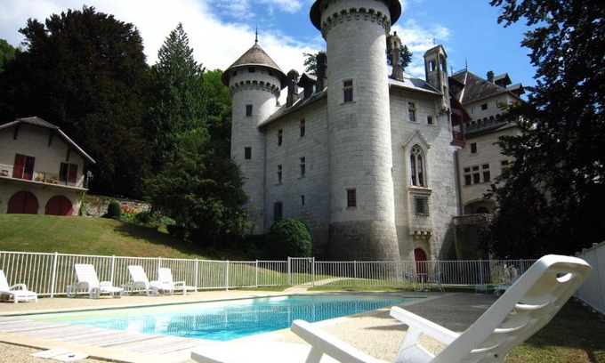 Serrieres-en-Chautagne House | Cosy castle with pool