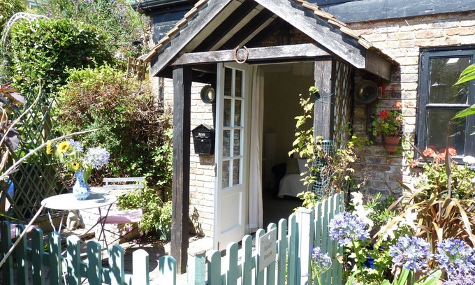 Eastbourne Cottage | Cosy cottage hideaway for couples close to centre and beach with 1 bedroom