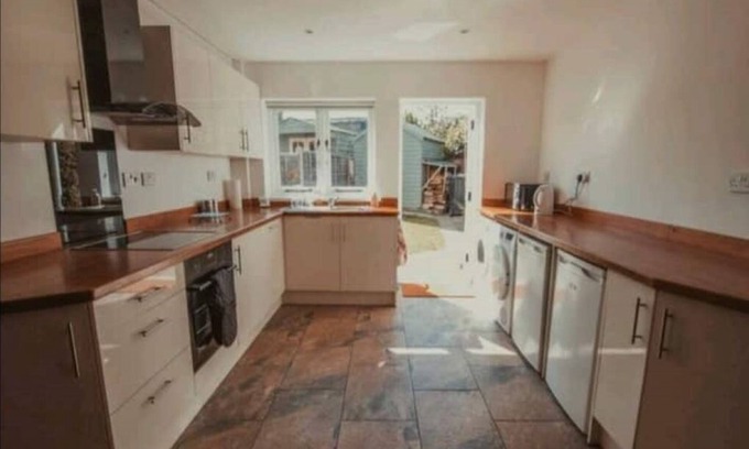 Sudbury House | Cosy Cottage Mid Town on Quiet Road