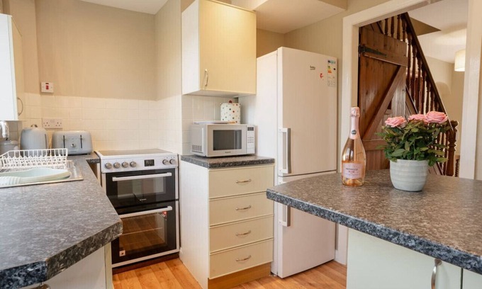 Rossett House | Cosy cottage with spacious bedrooms! Sleeps 7!