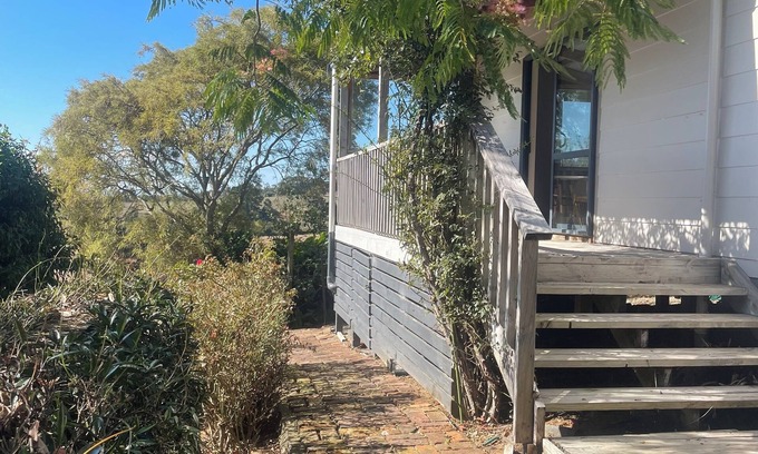 Te Pahu House | Cosy Country Cottage Private with views