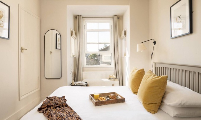 Hurstpierpoint House | Cosy double room with en-suite shower room and free WiFi