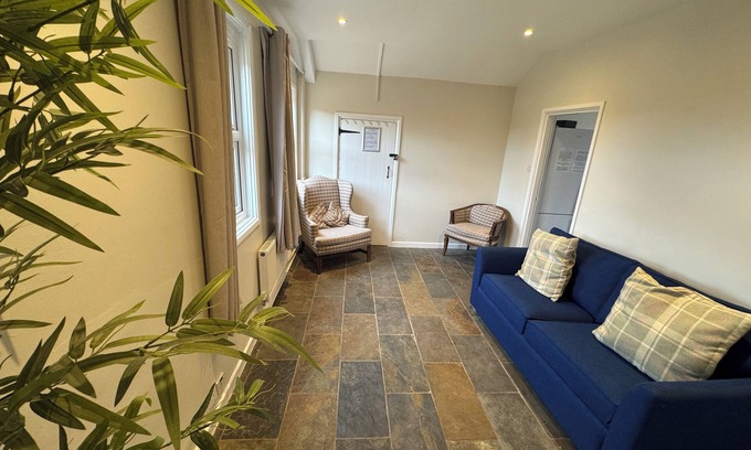 Exmouth House | Cosy Family Cottage. Sleeps 12. Close to the beach and town. Pet Friendly!