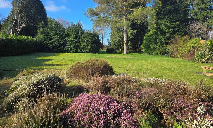 Findern House | Cosy Family-friendly Village Bungalow with Beautiful half acre Garden