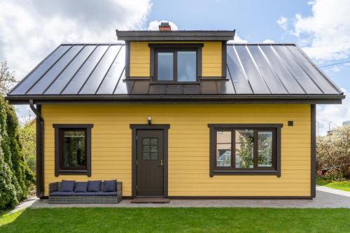 Kuressaare House | Cosy Family Guesthouse with Sauna and Garden