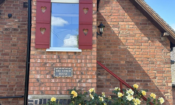 Rosliston Apartment | Cosy, fully refurbished, rural apartment In Heart of England with stunning views