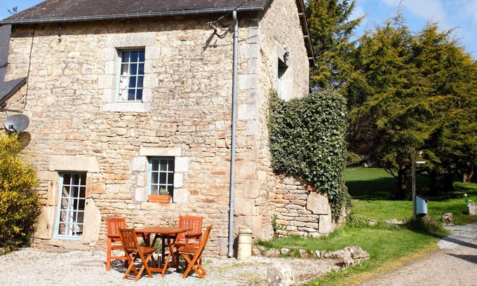 Ploerdut Cottage | Cosy gite with shared pool and indoor games room