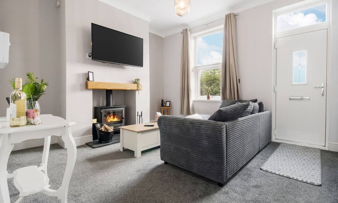 Wakefield House | Cosy Green End Retreat