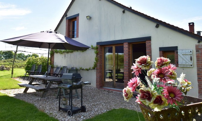 Oussoy-en-Gatinais House | Cosy Holiday Home in Oussoy-en-Gâtinais with Library