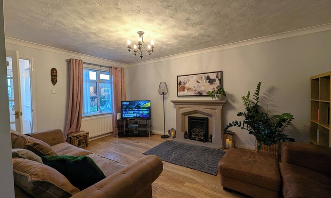 Colton House | Cosy Home Across from Temple Newsam