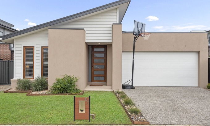 Curlewis House | Cosy home by the bay