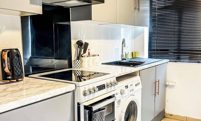 Shirley House | Cosy home in london with garden and parking