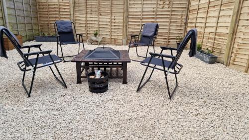 Robert Town Apartment | Cosy home with garden and parking, Yorkshire Fox Retreat Mirfield