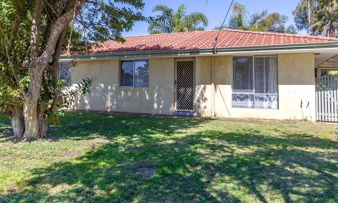 Falcon House | Cosy homely family retreat. Walk to beach/cafes/shops. Pet friendly.