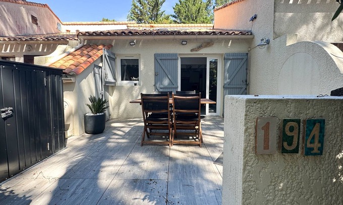 Les Mathes House | Cosy House Near Beach - 2 BR, Private Terrace, WiFi, Parking, Pet-Friendly, Sleeps 4