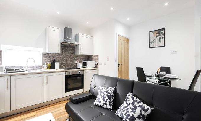 Harehills Apartment | Cosy Large Flat Near Leeds City, Free Parking