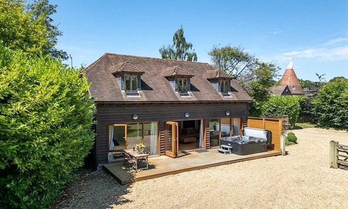 Stelling Minnis House | cosy lodge with hot tub on a working farm