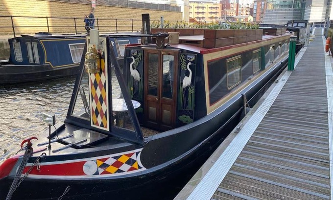 Leeds Boat Rental | Cosy Narrowboat Leeds Dock