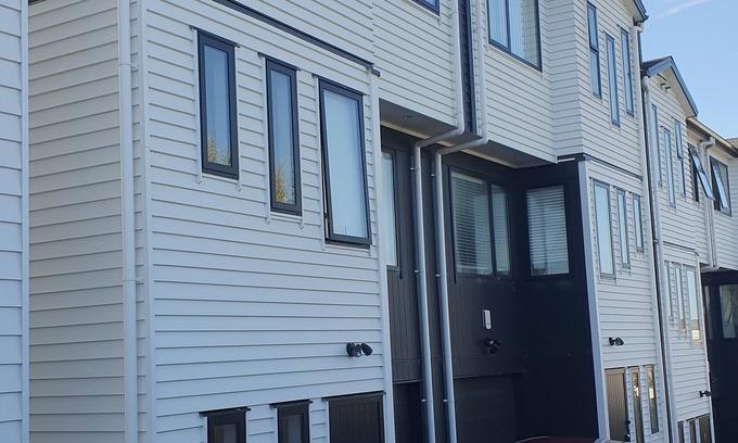 Mount Roskill House | Cosy room with ensuite bathroom on ground floor.