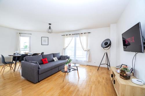 Saint-Ouen Apartment | Cosy & Spacieux, Paris 10 min + Parking privé.