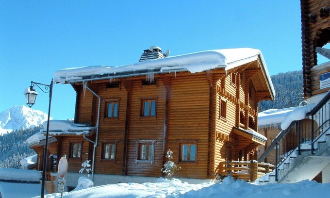 La Perriere Ski Chalet | Cosy traditional self-catered 7 bedroom log cabin chalet in Courchevel La Tania.