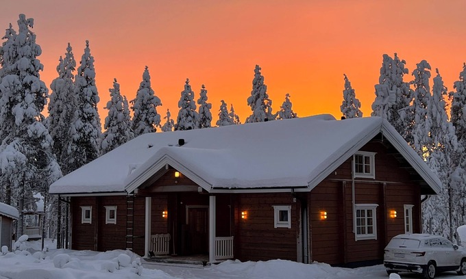 Pyhatunturi Cottage | Cosy Villa Aurora at Pyhä fell | 2 ski cards included | outdoor hottub