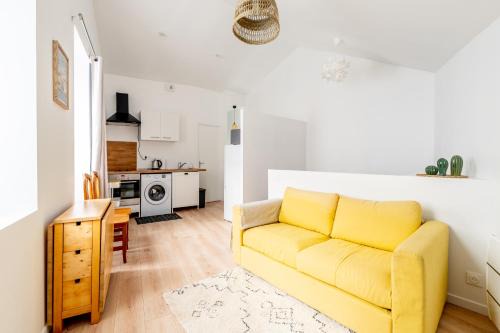 Pont Rousseau Apartment | CosyRez - Wifi, Central, Calme