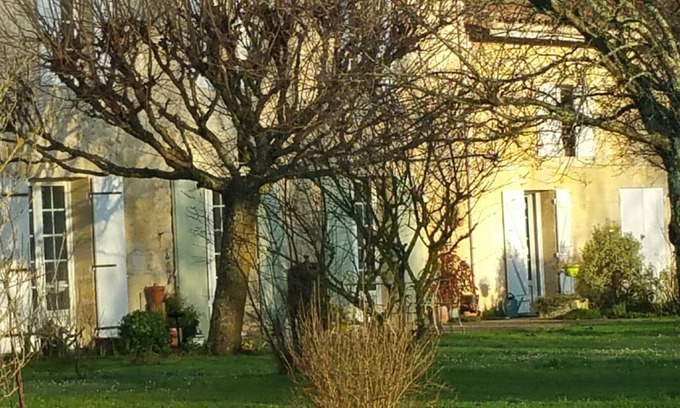 Genissac Cottage | Cottage between Bordeaux and St Emilion with Magnificent Park, surrounded by Vines