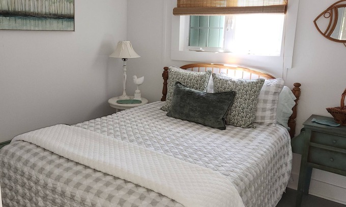 Winchester Cottage | Cottage Ease. Quaint cottage nestled in on Higland lake Winsted, Ct.