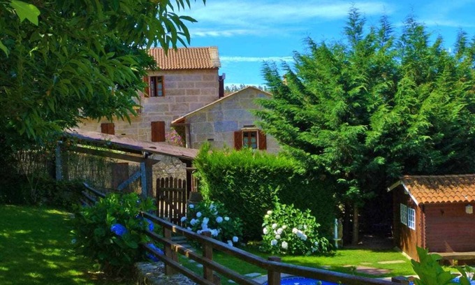 A Lama House | Cottage for 10/14 pax with pool near the coast.