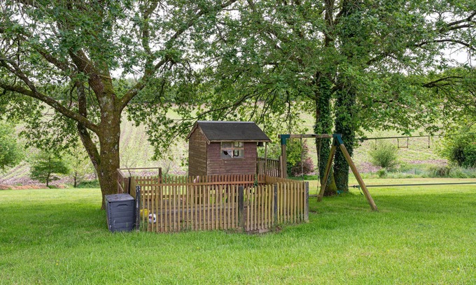 Quistinic House | Cottage 'Gîte L'Hirondelle' with Shared Pool, Private Terrace and Wi-Fi