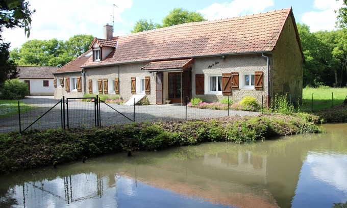 Azy-le-Vif House | cottage in the countryside near the Magny Cours circuit
