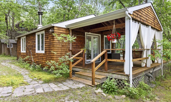 Hampton Bays Cottage | Cottage in the woods, steps from bay