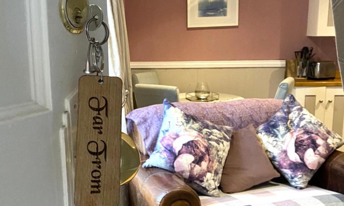 Dol-y-Gaer House | Cottage of Far From