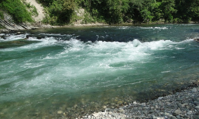 Barraute-Camu House | Cottage on a river, beach + pool